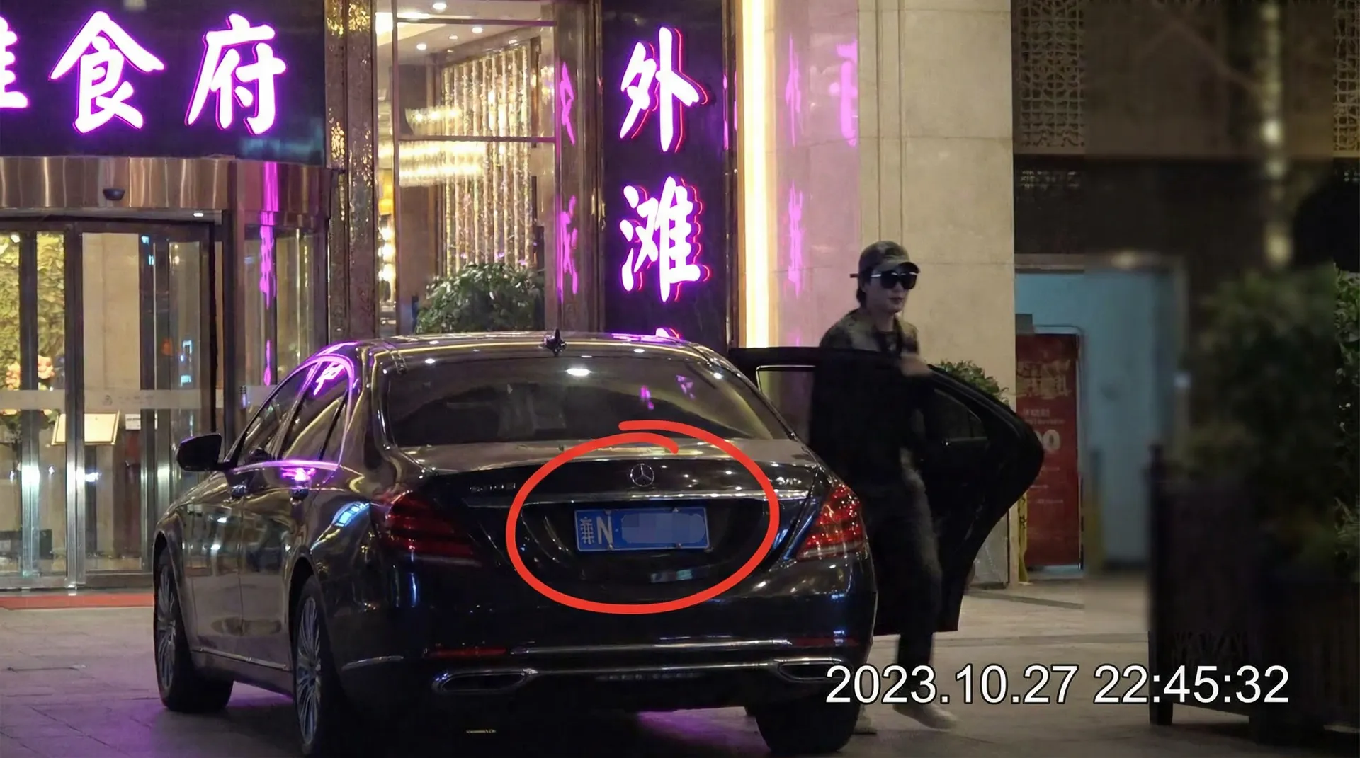 豪门国际官网 - 豪车餐厅外偷拍